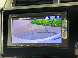【バックカメラ】駐車時に後方がリアルタイム映像で確認できます。大型商業施設や立体駐車場での駐車時や、夜間のバック時に大活躍！運転スキルに関わらず、今や必須となった装備のひとつです！