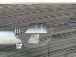 【シティブレーキアクティブシステム】低速走行中に前方の車両等を認識し、衝突しそうな時は警報とブレーキで衝突回避と被害軽減をアシスト。より安全にドライブをお楽しみいただけます。