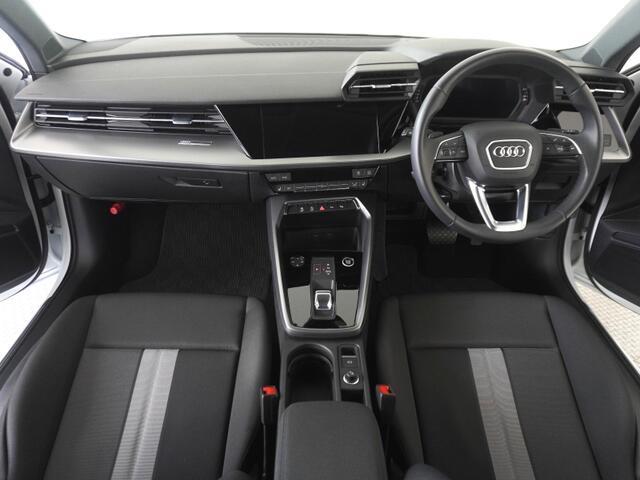 Audiのインテリアはエクステリア同様、優れたデザイン性とクオリティ、そして機能性を兼ね備えております。