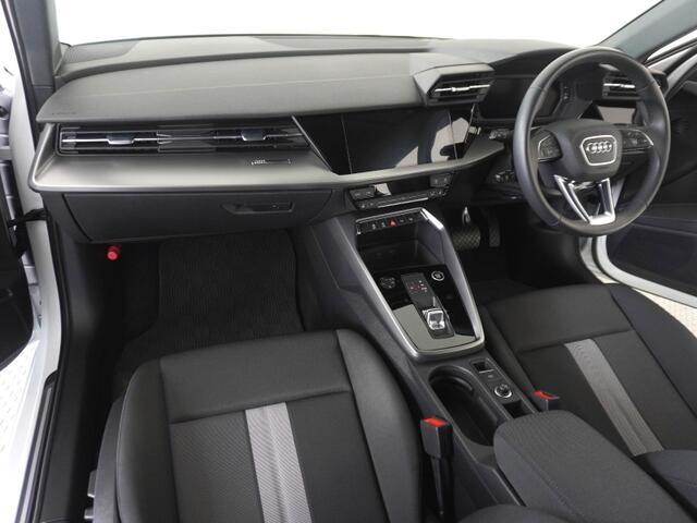 Audiのインテリアはエクステリア同様、優れたデザイン性とクオリティ、そして機能性を兼ね備えております。