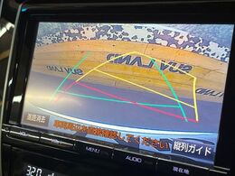 【バックカメラ】駐車時に後方がリアルタイム映像で確認できます。大型商業施設や立体駐車場での駐車時や、夜間のバック時に大活躍！運転スキルに関わらず、今や必須となった装備のひとつです！