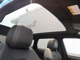 【パノラミックルーフ】車内に気持ちいい自然光が差し込み、頭上に広がる風景をお楽しみいただけます。快適な車内温度を維持し日差しから乗員とインテリアを守るダークカラーのガラス。電動ブラインド付き！