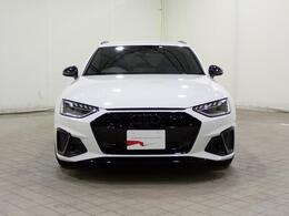 Audiでは2004年以降、この逆台形型のシングルフレームグリルを採用しています。他ブランドのフロントマスクデザインにも大きな影響を与えています。