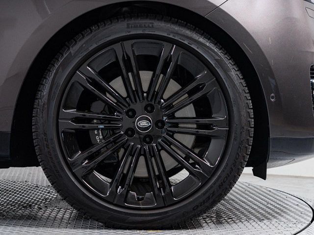 23インチブラックホイール装備！力強さと重厚感を感じさせる立体感のあるスポーク、車体全体のバランスを考慮した洗練されたデザイン性でレンジローバーの魅力を際立たせます！