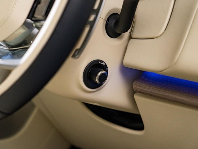 電動調整ステアリングコラム　　『このレバーを使うことでハンドルの位置を前後上下に調整できます。更にシートメモリーと同時にハンドルの位置も記憶するので、大変便利な機能です。』