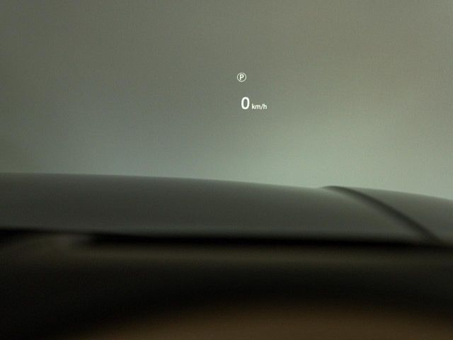 ヘッドアップディスプレイは運転中に役立つ情報をフロントガラスに映し出します。独自のレーザー技術により、直射日光が当たるような状況にも対応。走行速度、ナビゲーションなどの情報を、クリアに表示します。