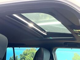 【サンルーフ】開放感たっぷりの希少装備、サンルーフが装着されています！車内に明かりを取り入れたり景色を楽しむ以外にも、車内の空気も簡単に換気できて快適です！