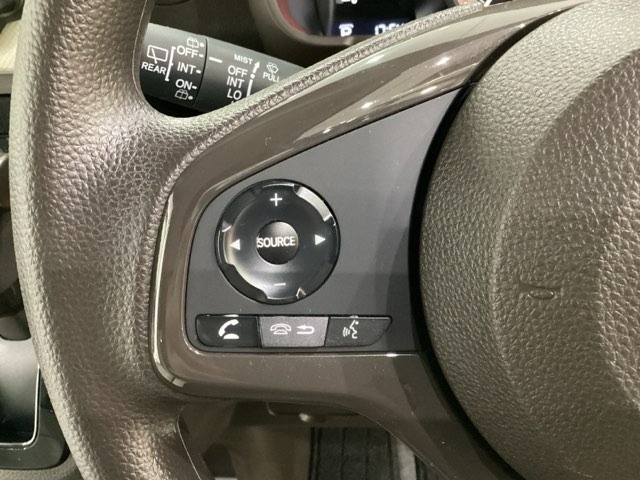 ステアリングスイッチがついていますので、オーディオのチャンネル変更、ボリューム、ジャンル変更が操作可能です。ハンドルから手を離さず安全に操作できます。