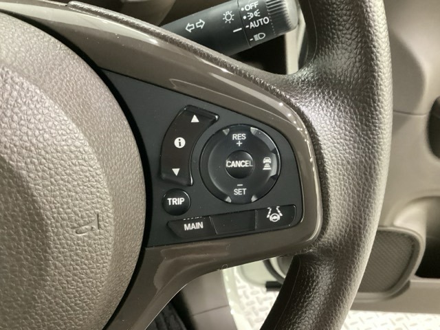 ハンドルにHondaセンシング系のクルーズコントロールやレーンキープアシストなどのスイッチが装備されています。ハンドルから手を離さず安全に操作できます。