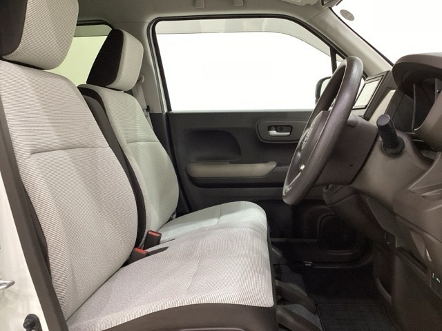 女性でも運転がしやすいように、シートの高さ調整機能（シートリフター）がついてます。運転席と助手席の足元が空いている為、助手席側への移動がスムーズです。交通量の多い道でも助手席側から乗り降りができます。