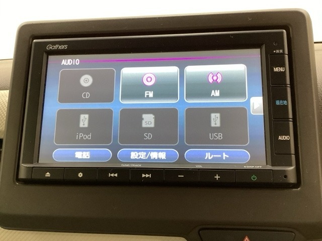 ナビゲーションはフルセグTV、インターナビ対応のGathers純正メモリーナビを搭載しています。Bluetoothオーディオ機能がありますので、スマートフォンなどの音楽も再生できます。
