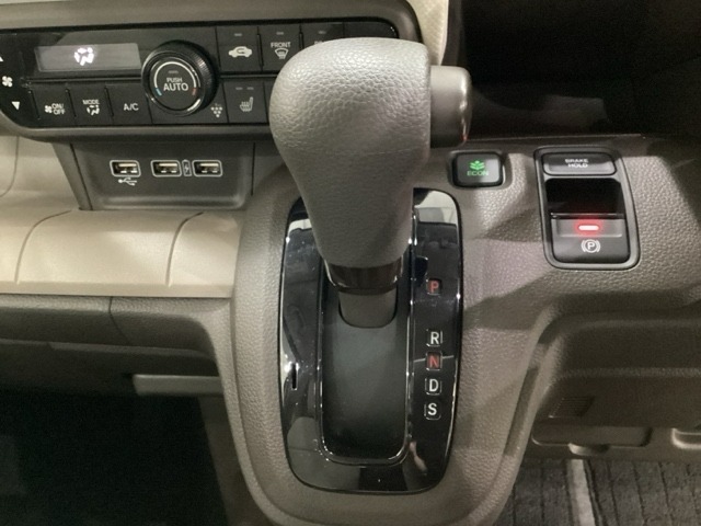CVT車のセレクトレバーです。低速から高速まで、変速ショックのないスムーズな走りと、エンジン効率のよい領域を維持して燃費にも貢献します。サイドブレーキはスイッチ操作の電子制御パーキングブレーキです。