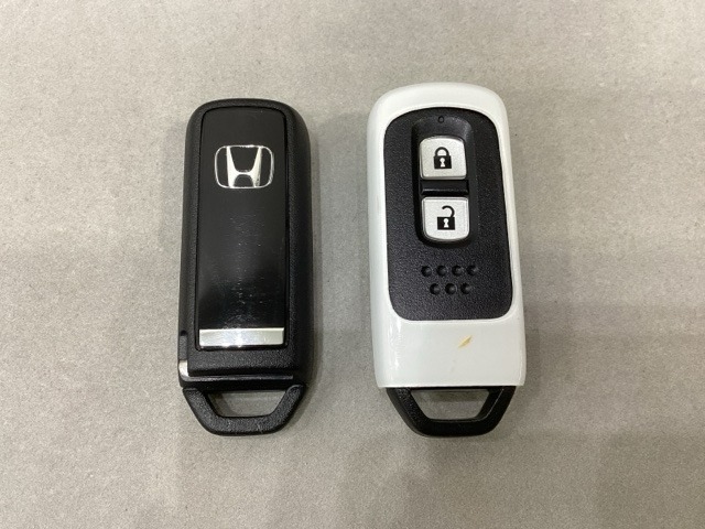 スマートキーを装備しています。鍵を差し込むことなくドアロックの開け閉めと、スタートボタン操作でのエンジンスタートができます。スペアキーも同じものを用意しております。