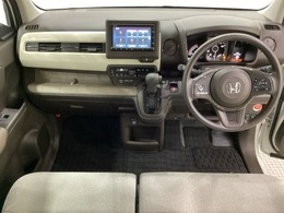 車内は光触媒抗菌消臭施工済です。インパネ周りはスタイリッシュなデザインで機能や装備も充実しています。グローブボックスやカップホルダーのほかにトレーなどたくさんの収納スペースが付いています。