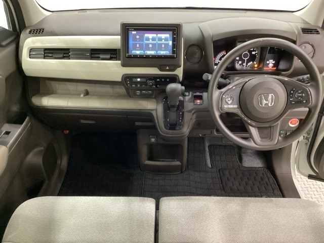 車内は光触媒抗菌消臭施工済です。インパネ周りはスタイリッシュなデザインで機能や装備も充実しています。グローブボックスやカップホルダーのほかにトレーなどたくさんの収納スペースが付いています。