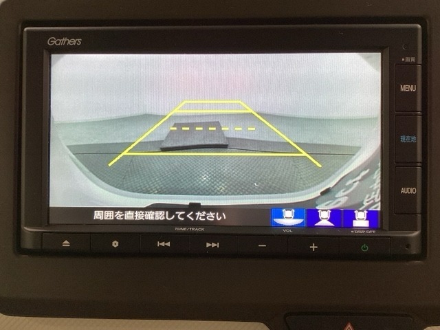 バックでの車庫入れも安心です！　リアカメラが付いているバックモニター付のナビを装備しております。操作線もついており距離感も画面から確認できます。