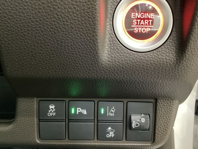 ハンドルの右側にはヘットライトリベライザーとHondaセンシング用のメインスイッチなどがついています。ヘッドライトレベライザーは道路状況や積荷の加重に応じてライトの高さを調節できます。