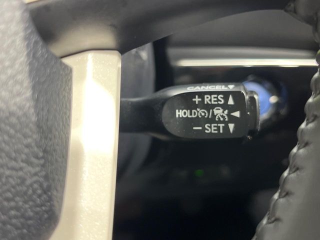 【レーダークルーズコントロール】高速道路での長距離走行が楽に！！自動で速度を保つクルーズコントロールが、衝突軽減システムと連携し、前方の車両を感知して車間を保つように速度調節してくれます！！