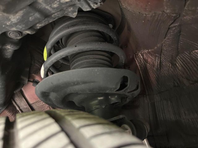 お車を安心してお乗りいただく為には、足回りの定期点検が欠かせません。サービスサポート（有償保証）では無料点検もご提供しており、安心のカーライフをお過ごしいただけるサポート体制が整っています。