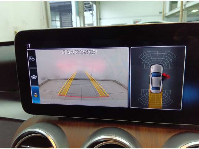 パークトロニックセンサーと舵角センサー付きの純正バックカメラは非常に使い勝手が良く、駐車も安心して行う事が出来ます。また、並列、縦列ともに対応のアクティブパーキングアシストが備わっております。