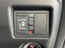 【パワースライドドア】スマートキーや運転席のスイッチでスライドドアの開閉が可能♪電動だから力を入れてドアを開ける必要が無く、小さいお子様でも、重い荷物を持っている時もラクに開け閉めできます♪