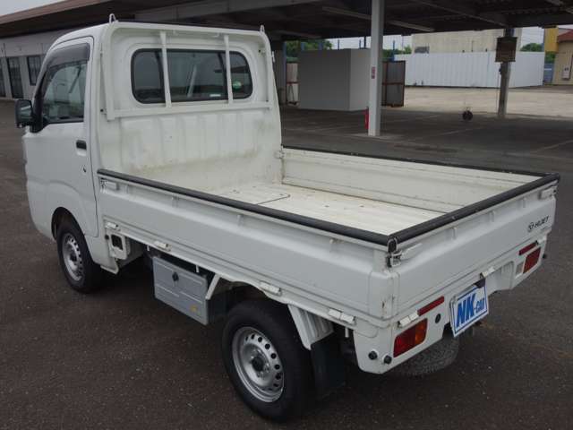 カーフィルム施工も承っております。お客様の愛車をドレスアップしてみませんか。お好みの濃さをお選びいただけます。詳細はスタッフまでお問い合わせください。