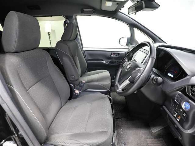 ゆったり室内で運転もしやすいです♪使い勝手の良い配置も考えられています！！