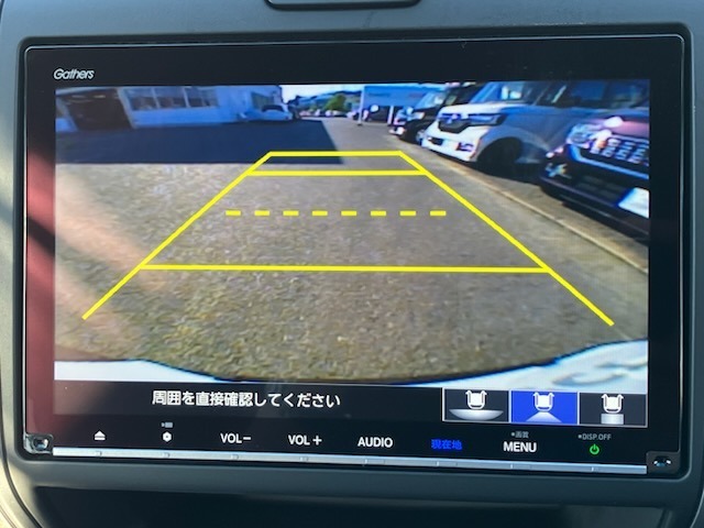 後退時に車両の後ろ側をモニター画面に表示します。車庫入れが苦手な人もこれで安心♪