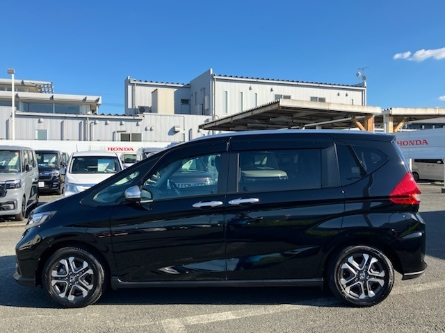 雨の日は中古車は選びにくいですよね。でも当店なら安心です。電話予約を頂ければ屋根下へ移動させて頂きます。雨でもじっくりご検討いただけます。