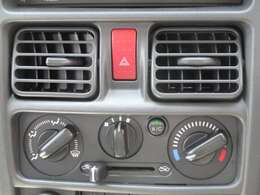 大きなダイヤルで操作しやすいマニュアルエアコン装備！室内環境を快適に設定できます！