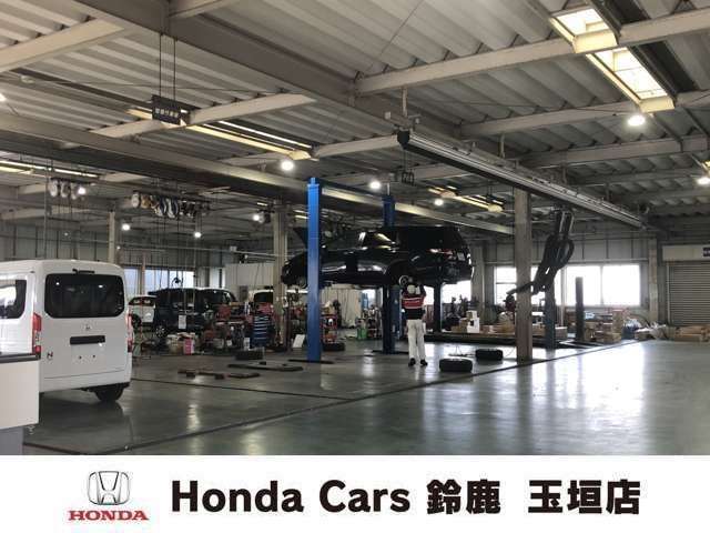 【ホンダカーズ鈴鹿 玉垣店】です。〈サービス工場〉 安心感と信頼が弾むクオリティの高い技術力が自慢です。経験豊富なメカニックが整備を行います。