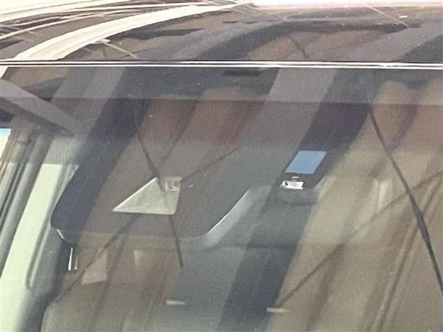サポカーSとは、衝突被害軽減ブレーキに加えて、高齢者に多いと言われている踏み間違い事故防止をサポートする機能です。詳しくは販売店スタッフまでおたずねください。