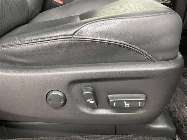 パワーシート搭載。微妙な調整が手軽にでき、最適なポジションで運転することが可能です。