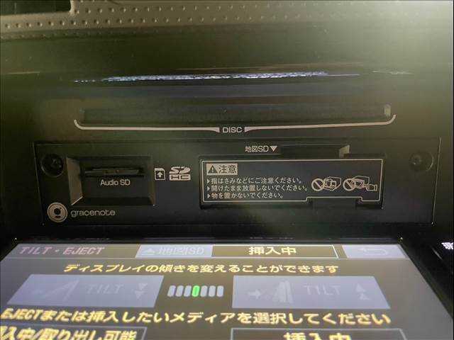 フルセグテレビやブルートゥース接続、DVD再生など多彩な機能を併せ持っており、インパネ周りがすっきりしてますね！