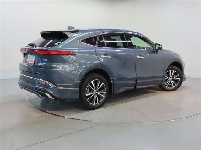 広々とした車内空間に優れた燃費性能。更にデザインも上質で人気のお車です！