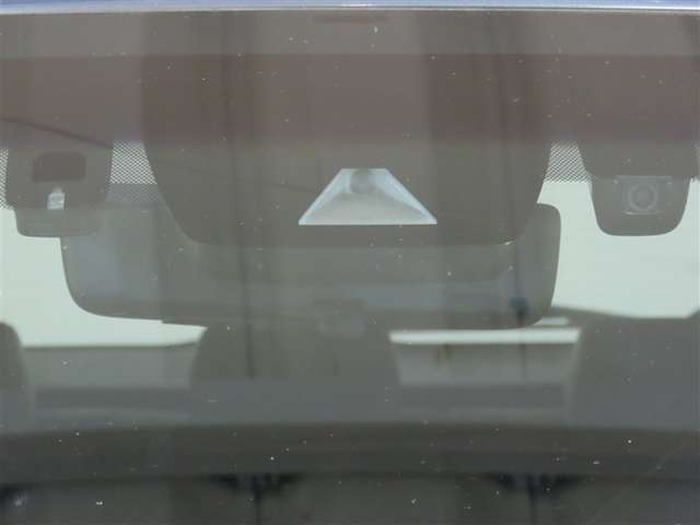 サポカーSとは、衝突被害軽減ブレーキに加えて、ペダル踏み間違い時加速抑制装置※を搭載したクルマが対象となります。詳しくは販売店スタッフまでおたずねください。※マニュアル車は除く