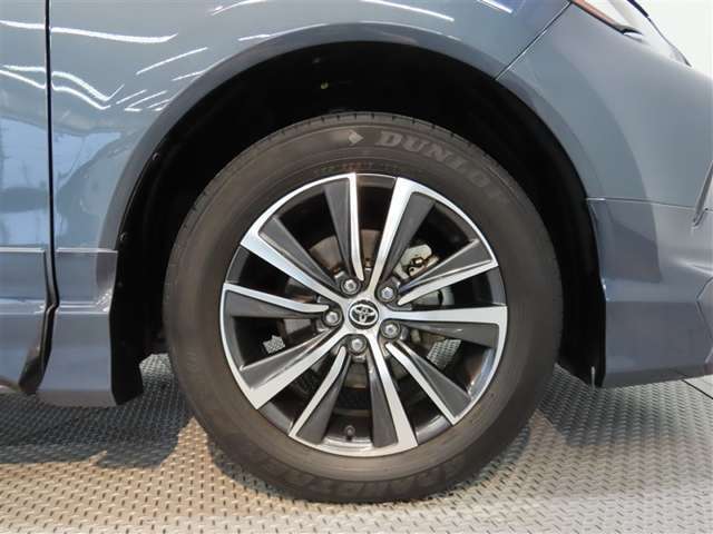 スポーティな印象を与える純正ホイールです。どこまでも走っていきたくなるようなデザインですね♪