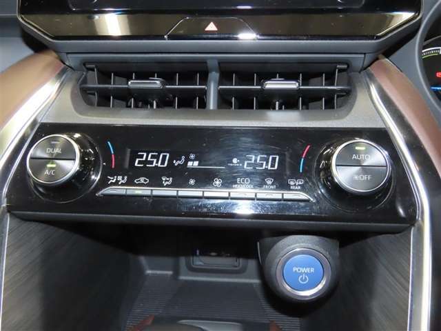 左右独立温度コントロールフルオートエアコンです。運転席、助手席それぞれで独立して温度設定ができます。冷え性の方が乗っても安心ですね♪