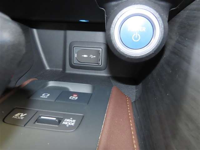 スマートキーを携帯していればキーを取り出さずにドアを施錠＆解錠。クルマの始動も可能です。