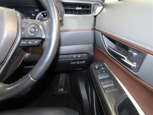 レーダークルーズコントロール(全車速追従機能付)付きです。車速に応じて追従支援してくれるので、ロングドライブも快適です。詳細は販売店スタッフまでおたずねください。