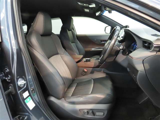 高いホールド性で運転姿勢が安定します。長距離ドライブでも疲れにくいのが魅力です。快適なドライビングライフをお送りください♪