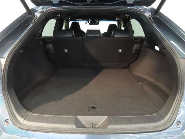 開口部の広いラゲージスペースは、ゴルフバックなどの荷物もラクラク積み込めます。