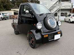 事故歴無・4MT・走行3.1万k・クーラーつきで安心の車です。オイル消費などもなくまだまだ元気な車です。オールペンブラック×シャーシ（下部）赤色ペイントでおしゃれカスタムな車です◎検ニ年つき◎