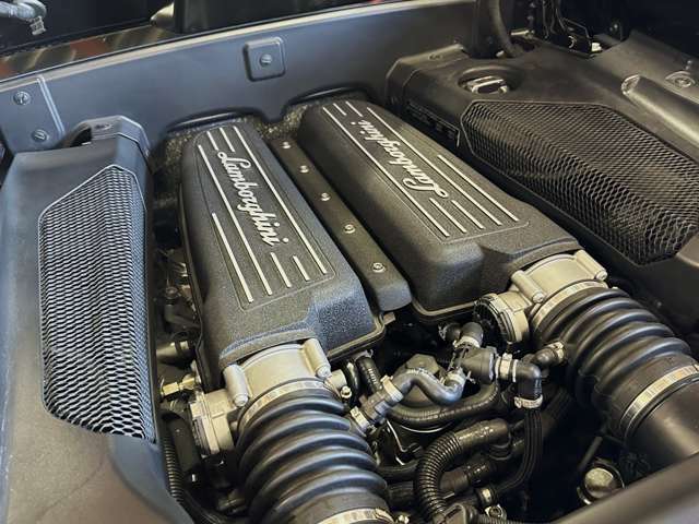 90度V型10気筒DOHC 5.2リッターエンジン！