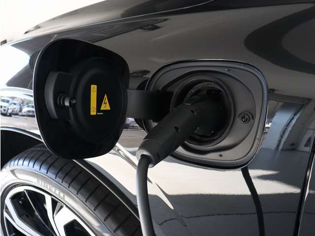 専用コードを接続するだけで簡単に充電が行えます。プラグインハイブリッドモデルRecharge PHEV T6 AWDは、走行中の充電のほか、自宅などに設置された充電機器からの充電が可能です。