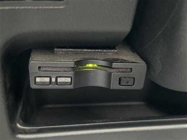 【ETC】有料道路を利用する際に料金所で停止することなく通過できる、ETC車載器（ノンストップ自動料金収受システム機器）が装備されています。セットアップを行うことで利用可能になります。