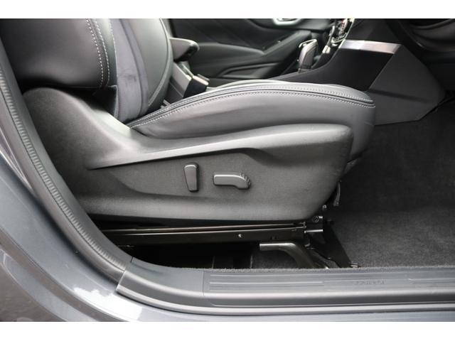 運転席＆助手席電動シート シートポジションを細かく調整出来ます。基本動作はリクライニング、前後、シートの高さは膝側と腰側の部分で別々に高さ調整が出来ます。電動なので微調整が可能です。(写真は運転席側)