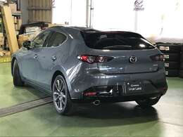 法定整備費用は本体価格に含まれております。洗練されたサービススタッフが法定整備を実施し、必要に応じて交換・修理作業を施したうえで、安心してお乗りいただける状態にしてお引渡し致します。