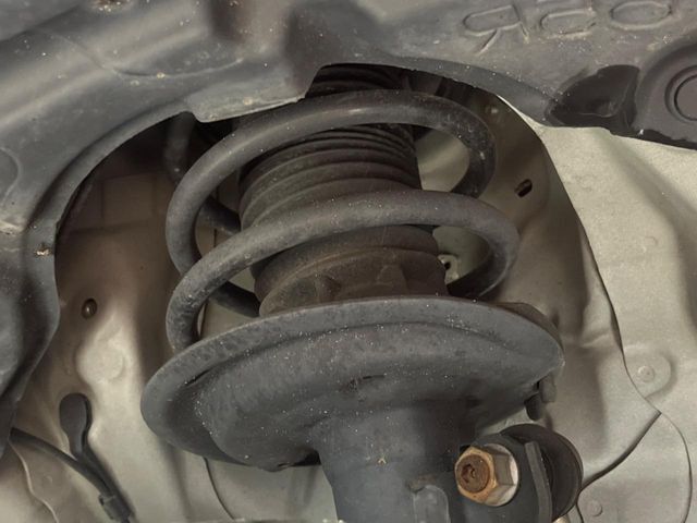 お車を安心してお乗りいただく為には、足回りの定期点検が欠かせません。サービスサポート（有償保証）では無料点検もご提供しており、安心のカーライフをお過ごしいただけるサポート体制が整っています。