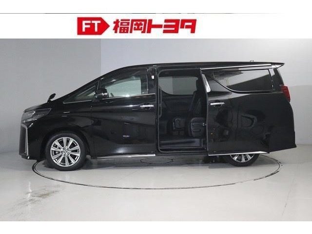 スライドドアは狭い場所での乗り降りにとても便利です。